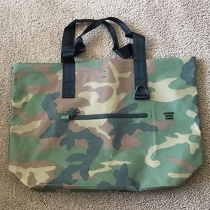 HERSCHEL SUPPLY CO. STUDIO ALEXANDER TOTE BAG-CAMO